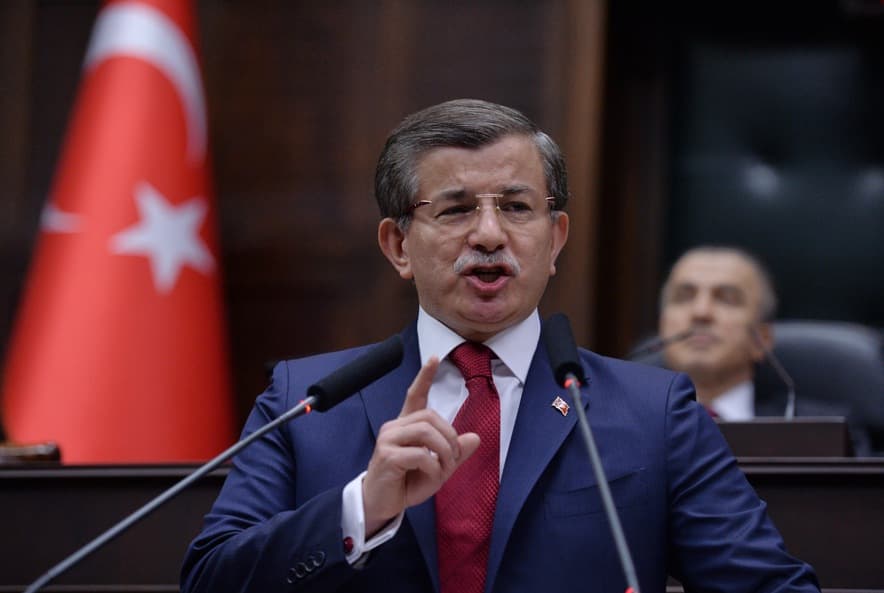 Erdogan miatt távozik, de száját becipzárazta a török miniszterelnök