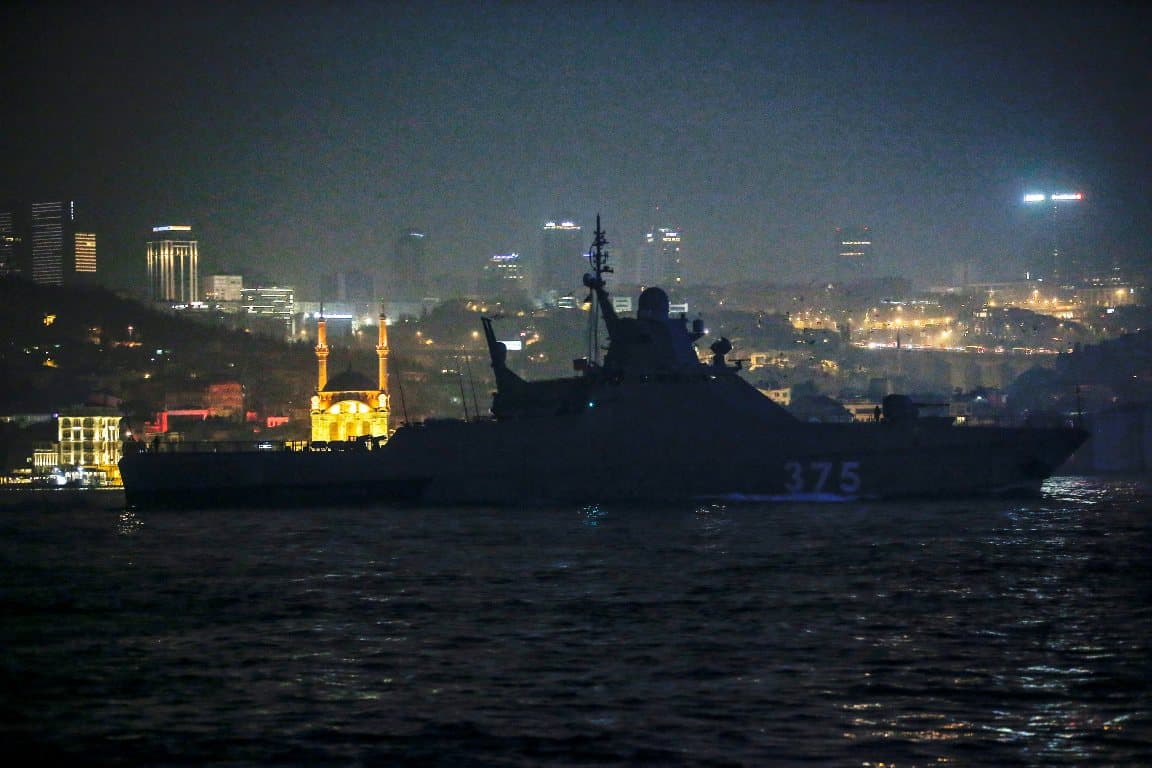 Törökország mindenkit figyelmeztet, ne küldjenek át hadihajókat a Boszporuszon és a Dardanellákon