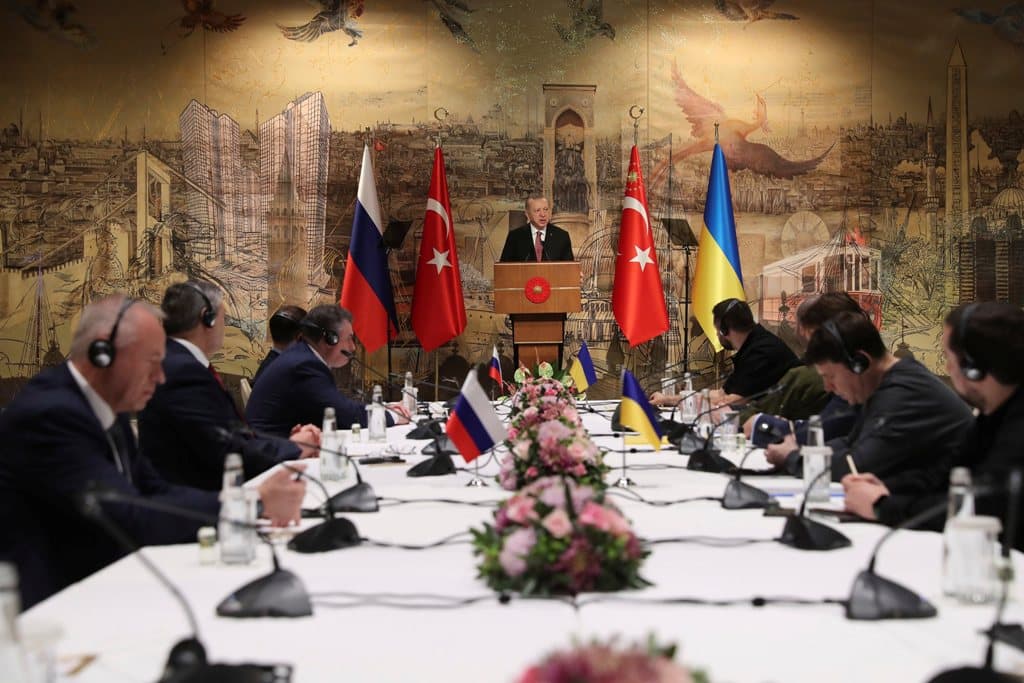 Megkezdte a tárgyalásokat az orosz és ukrán delegáció Isztambulban