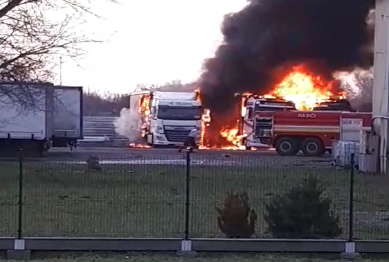 Videón, ahogy több méteres lángok csapnak fel a kamionokból Diószegen