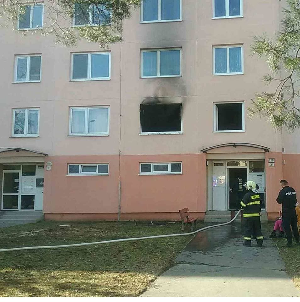 Tűz miatt evakuáltak egy lakóházat!