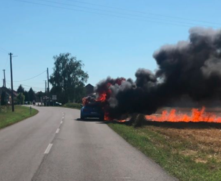 TŰZESET: Óriási füsttel lángolt egy személyautó Tanynál (videó)