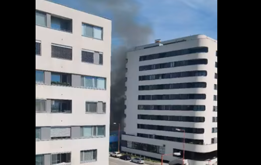 Hatalmas füsttel lángolt egy raktárépület Pozsonypüspökin (VIDEÓ)