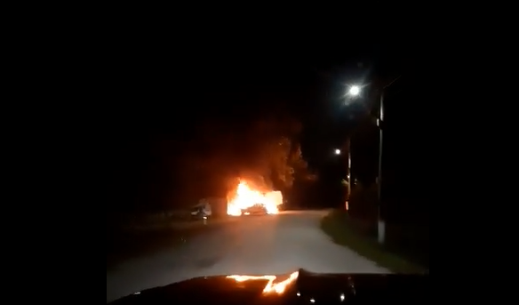 Hatalmas lángokkal égett egy autó Vittényben, lángra kapott egy furgon is (VIDEÓ)