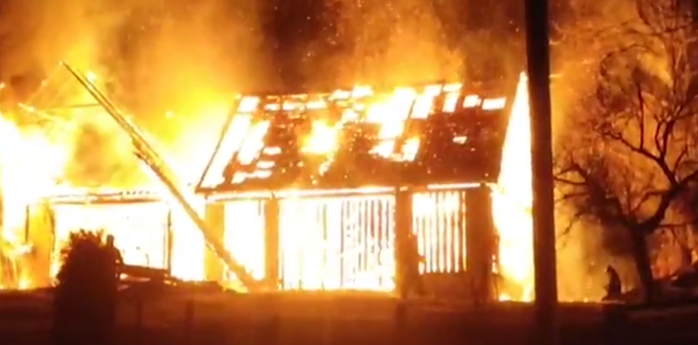 Mezőgazdasági épületek álltak lángokban az éjszaka, a tüzet kilométerekkel távolabb is látni lehetett
