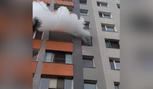 Rémülten rohantak ki az emberek a lakóépületből, sűrű füst áradt az egyik lakásból (VIDEÓ)