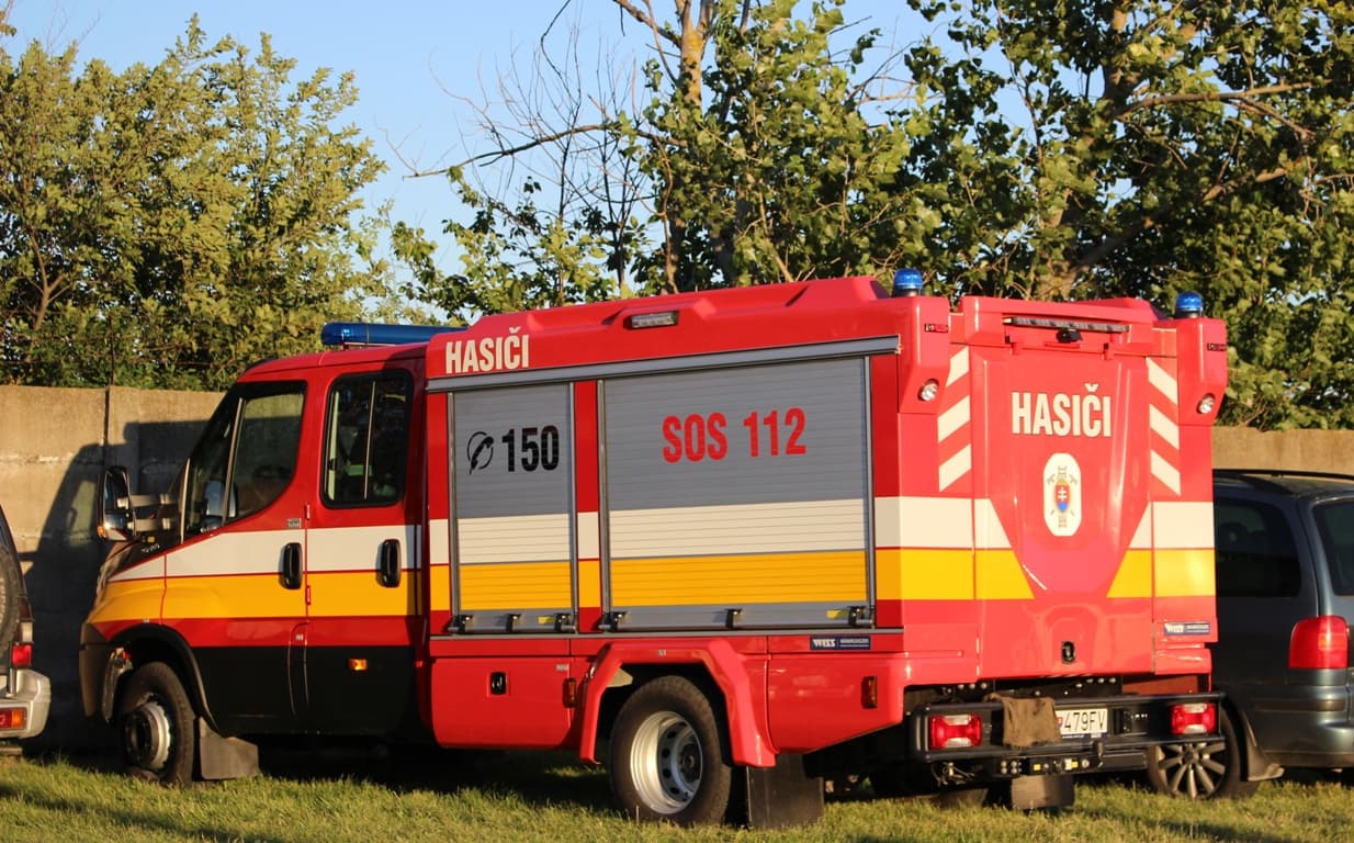 BALESET: Busszal ütközött egy személykocsi, tűzoltók vágták ki a sérültet