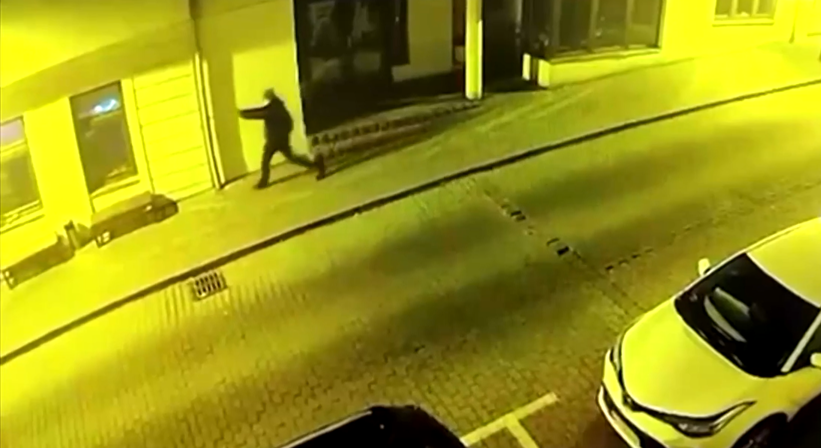 Itt a felvétel, hogyan végezte ki a pozsonyi gyilkos a melegbár vendégeit (VIDEÓ)