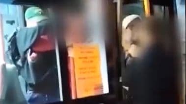 Durva támadás a városi buszon – ököllel ütötték a sofőrt (VIDEÓ)