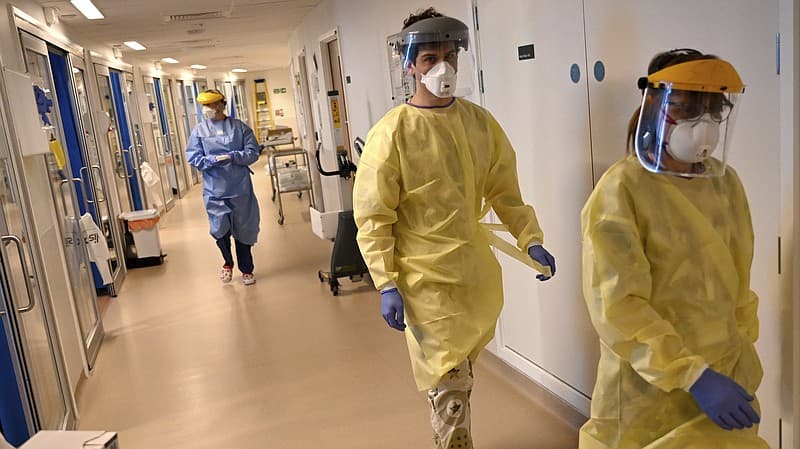 Százezer fölé emelkedett a koronavírus halálos áldozatainak száma Nagy-Britanniában