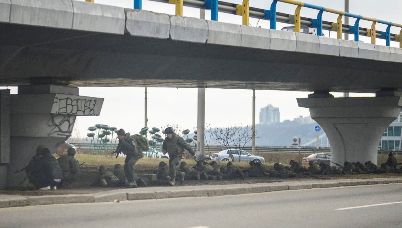 Átöltöztek ukrán egyenruhába az orosz katonák, úgy hajtottak be Kijev egyik kerületébe