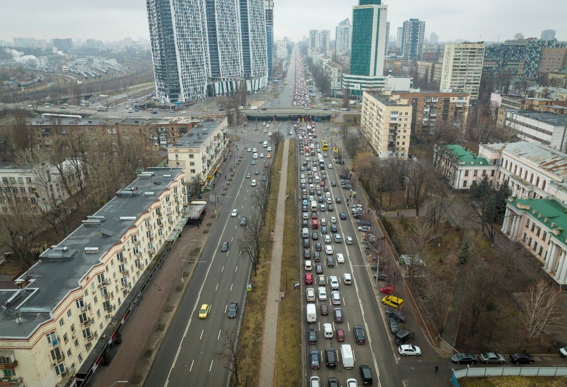 Hatalmas gépkocsisorok a szlovák-ukrán határnál, már több helyen nem lehet bankkártyával fizetni