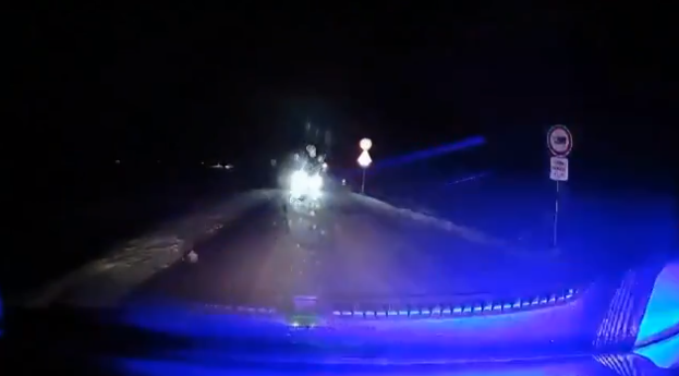 A lövések sem állították meg: miközben üldözték a rendőrök, megszabadult drogoktól az autós (VIDEÓ)