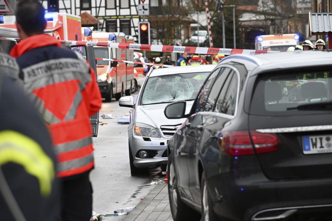 A tömegbe hajtott egy autós egy németországi farsangi felvonuláson