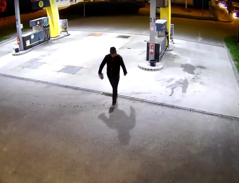 Ezüstpisztolyos rablót kergettek el egy vágsellyei benzinkútról (Videó)
