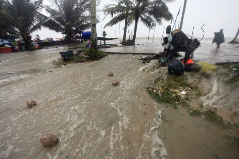 A Pabuk trópusi vihar miatt turisták százai rekedtek a Thai-öböl szigetein