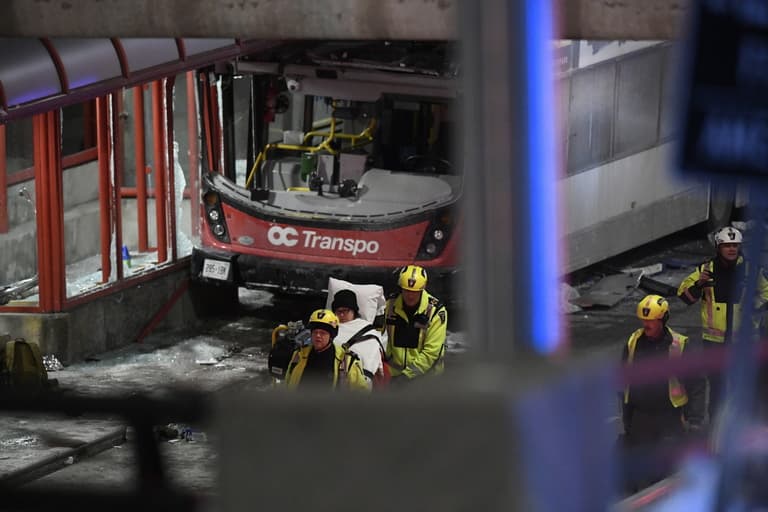 Buszmegállóba hajtott egy emeletes busz, hárman meghaltak