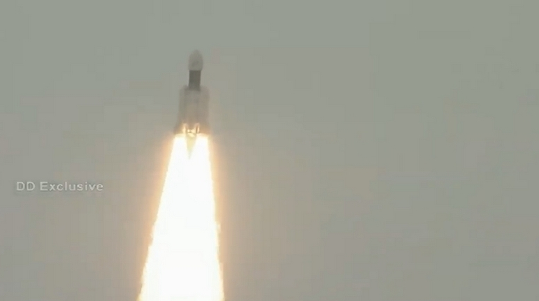 Sikeresen Föld körüli pályára állították a Csandraján-2 indiai holdszondát