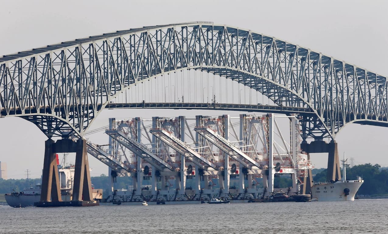 VIDEÓ: Összeomlott a híd, miután nekiütközött egy teherszállító hajó, több autó a vízbe zuhant