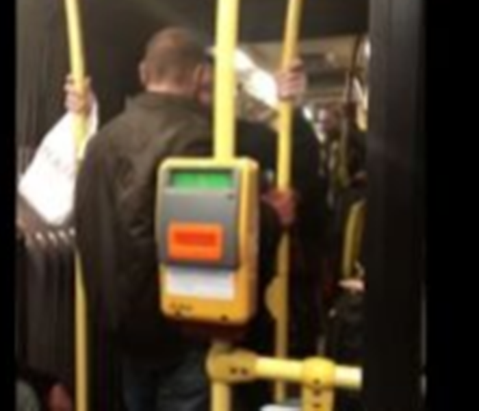 Őrület a buszon: az egyik utas gyilkossággal fenyegetőzött, a másik erre a péniszét mutogatta (videó)
