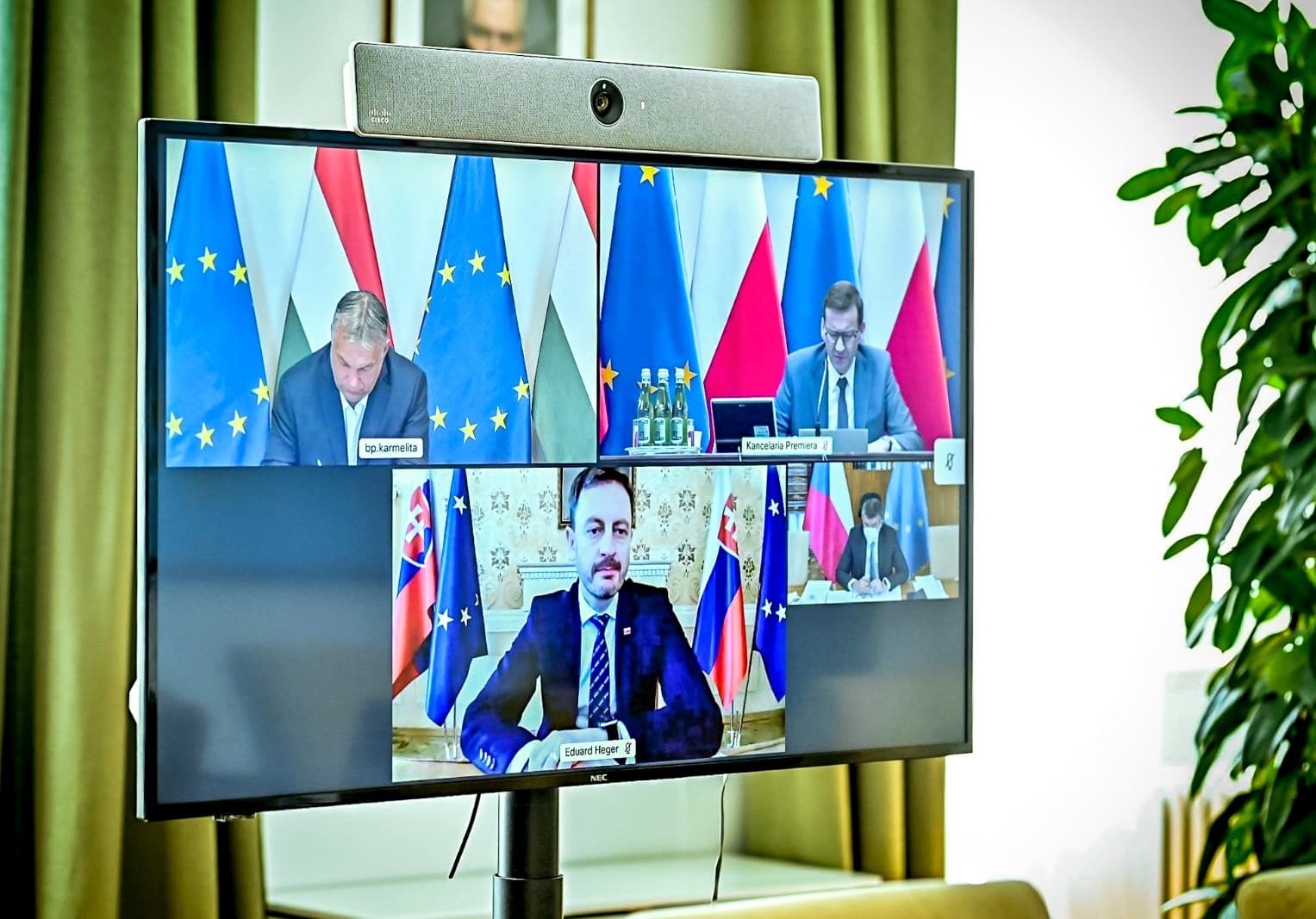 Orbán a szlovák és a lengyel kormányfővel együtt elítélte azt, amit az oroszok tettek a cseheknél