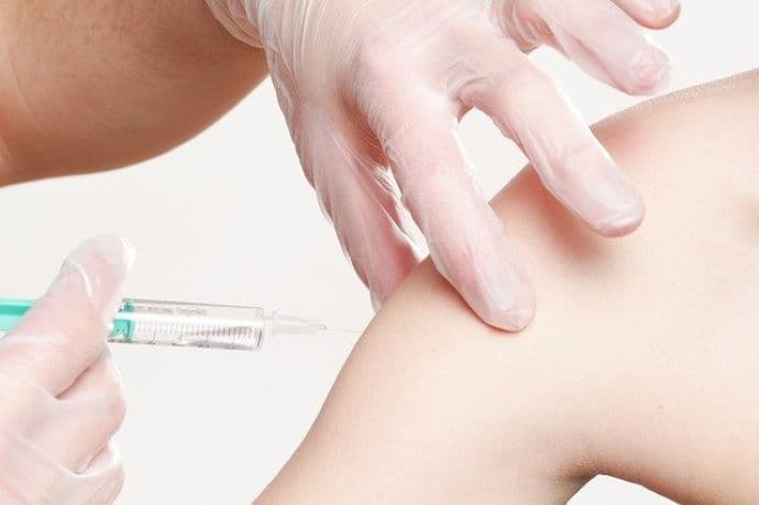 Európai Gyógyszerügynökség: Három-négy hónap kell az új koronavírus elleni vakcinák jóváhagyásához