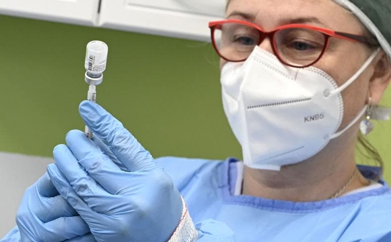 Koronavírus - Mintegy 4000 beoltott cseh állampolgár betegedett meg újra