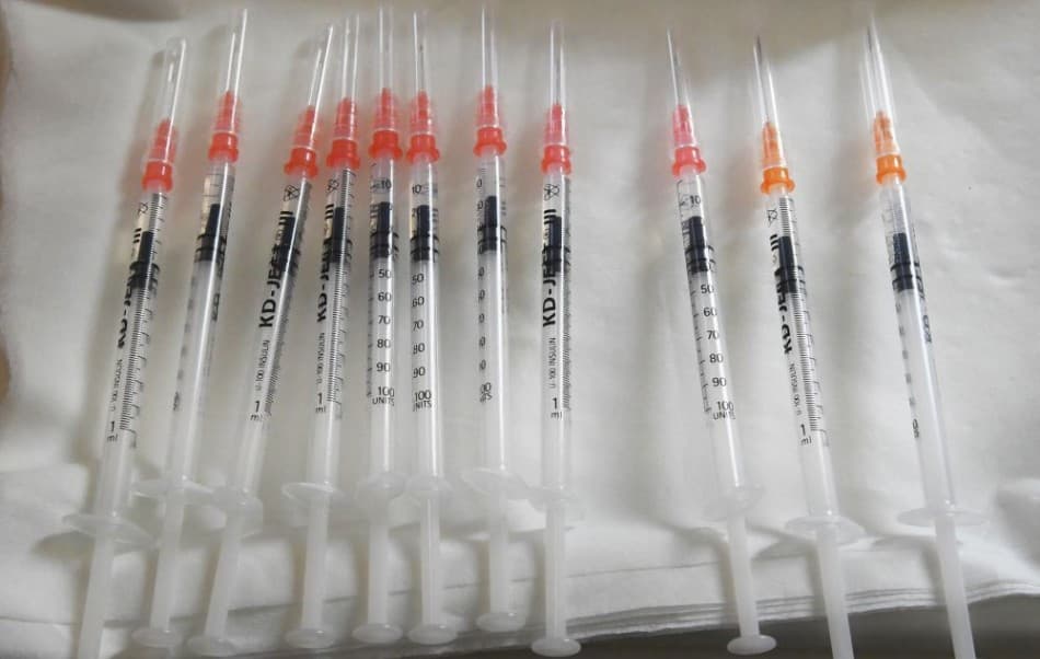 Már több ezer embert beoltottak a koronavírus elleni vakcina negyedik adagjával
