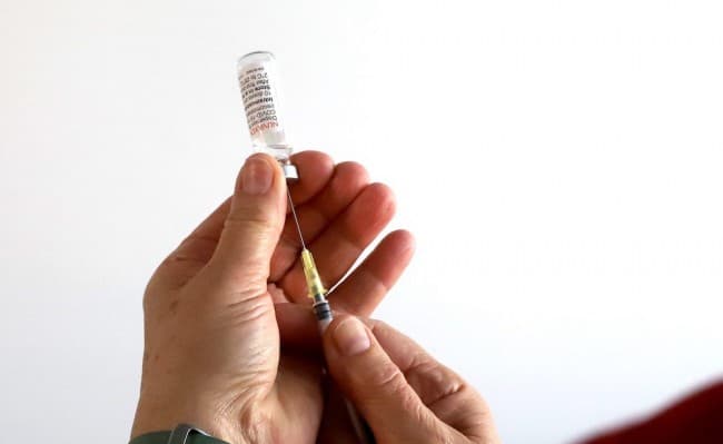 Több mint 30 100 embert oltottak be az omikronhoz adaptált vakcinával