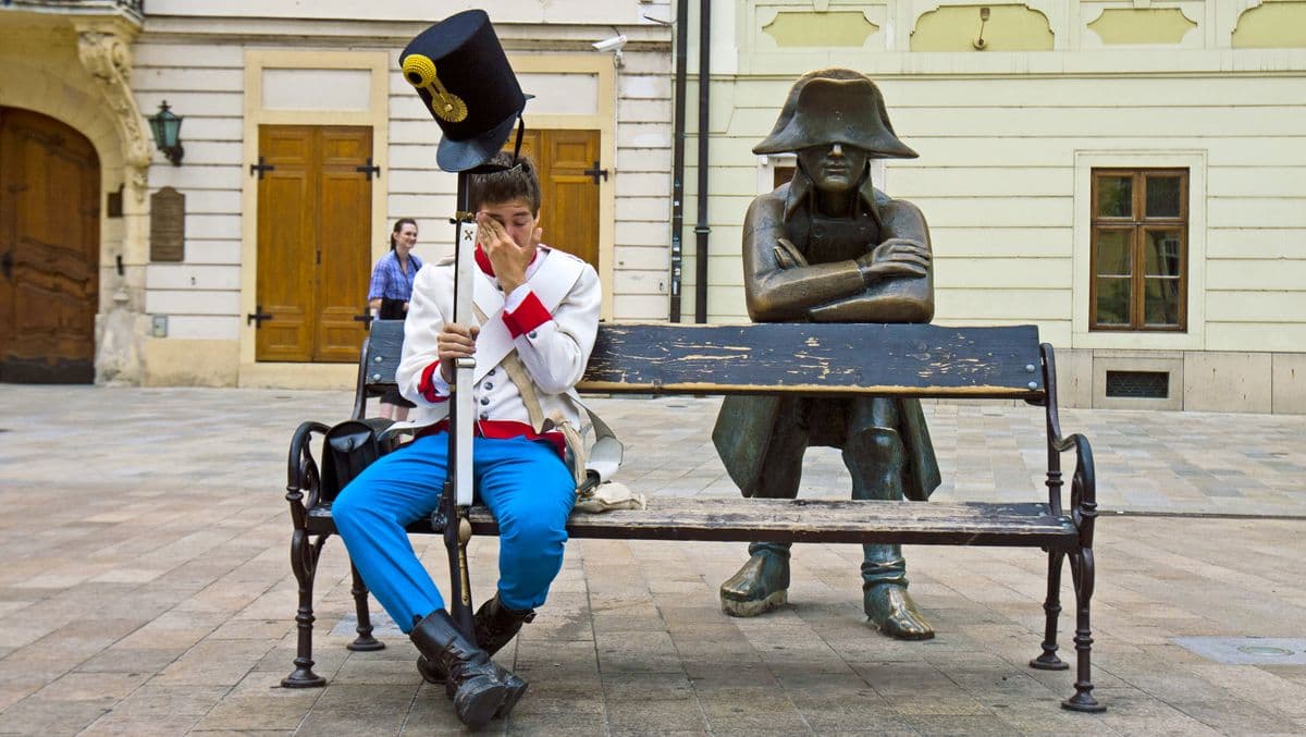 Vandálok rongálták meg Napóleon katonájának szobrát Pozsonyban