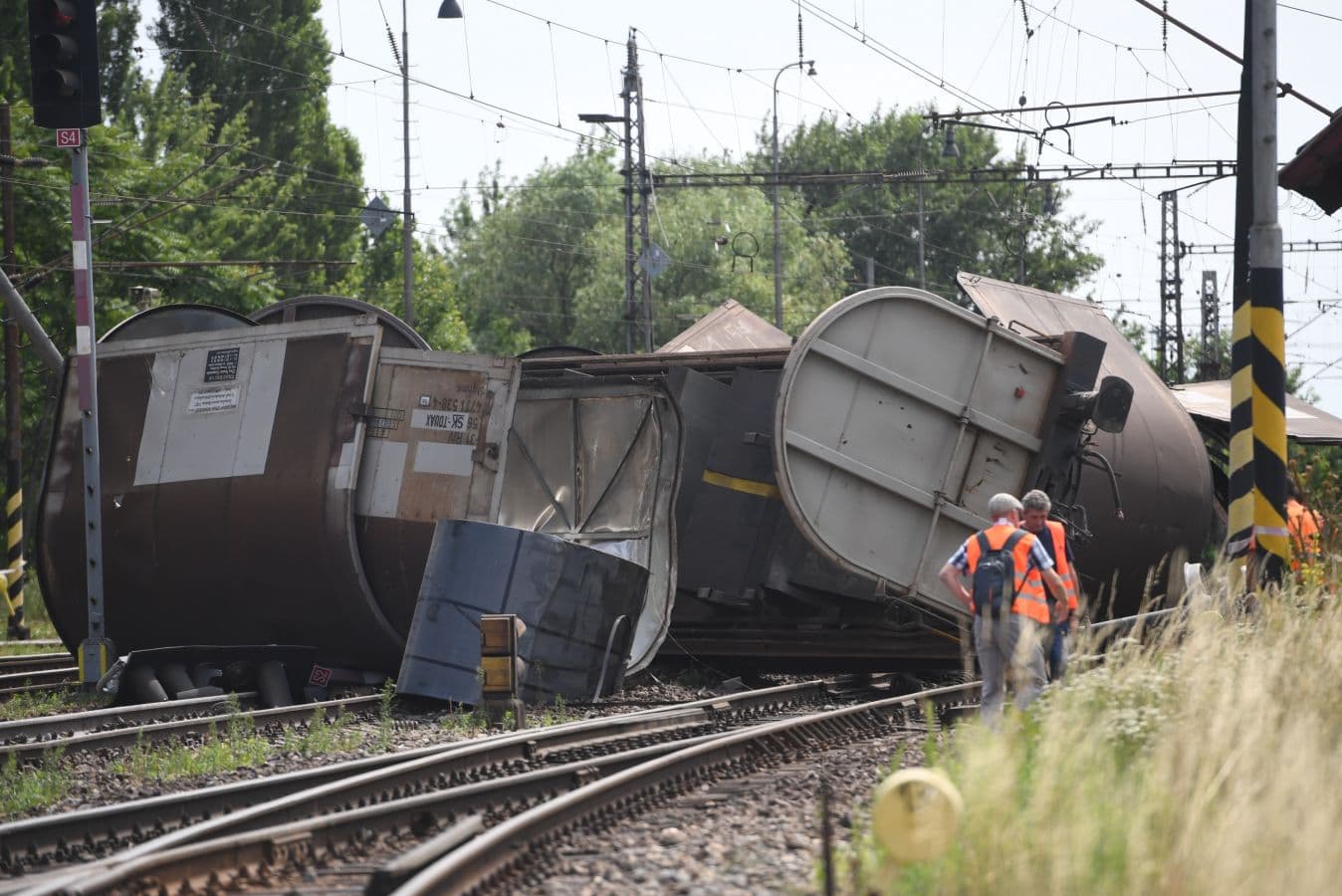 A kisiklott tehervonat miatt egy ideig még problémás lesz a vasúti közlekedés Vágsellyénél