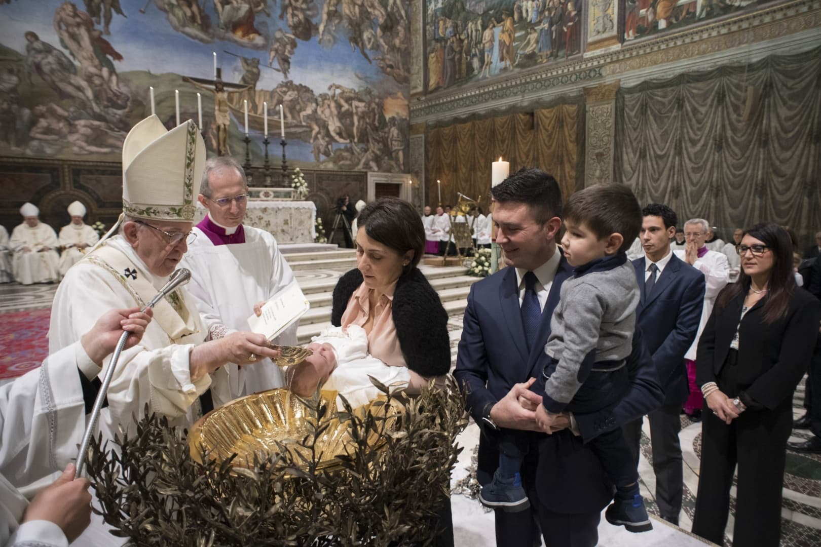 Egyszerre még soha nem keresztelt meg ennyi gyereket Ferenc pápa – FOTÓK