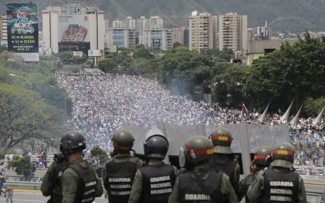 A tüntetők összecsaptak a rendvédelmi erők tagjaival Venezuela-szerte, egy tüntető halálra égett