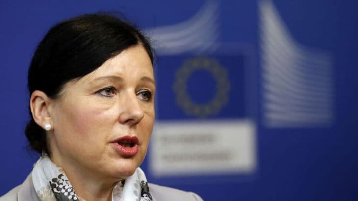 Az Európai Bizottság elnökének "teljes a bizalma" Věra Jourovában