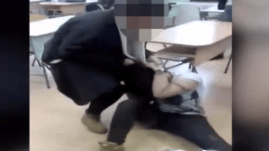 BRUTÁLIS: Kegyetlenül ütötték, rúgták a lányt diáktársai (videó)