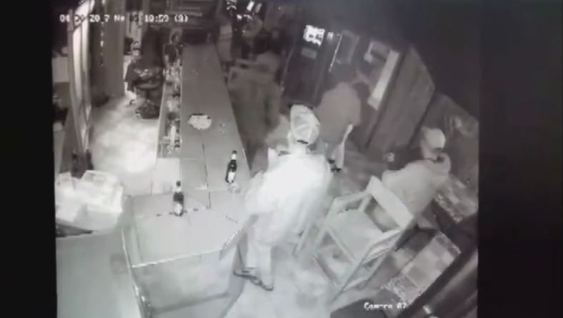 Verekedés tört ki egy bárban – kórházban végezte a pincérnő (videó)