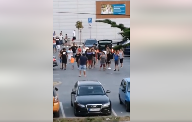 Durva verekedés tört ki a Tesco parkolójában (VIDEÓ)
