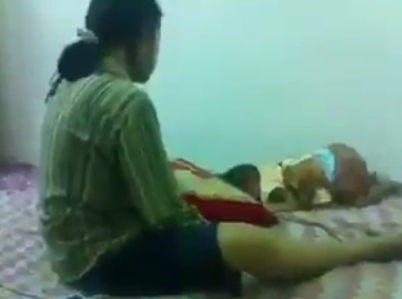 SOKK! Az anya ott ütötte gyermekét, ahol csak érte (videó)