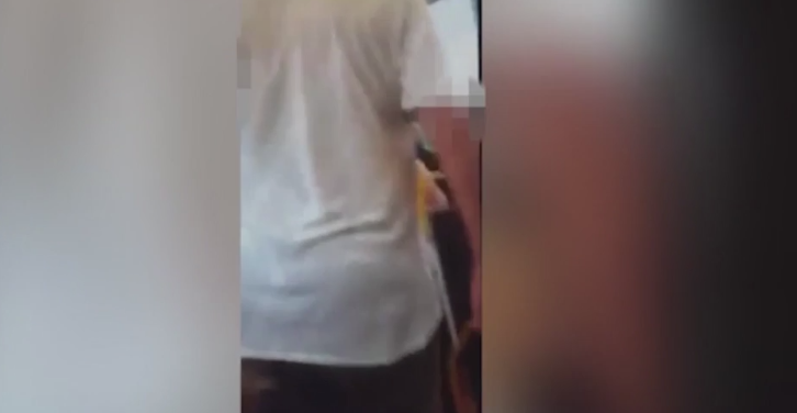 Brutálisan megvertek egy fiatal fiút a vonaton (videó)