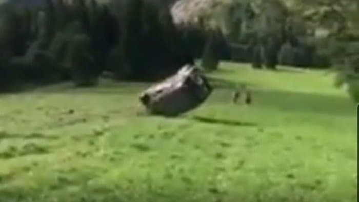 Bevetésre igyekvő mentők szenvedtek súlyos balesetet, a kocsijuk többször is átfordult (videó)