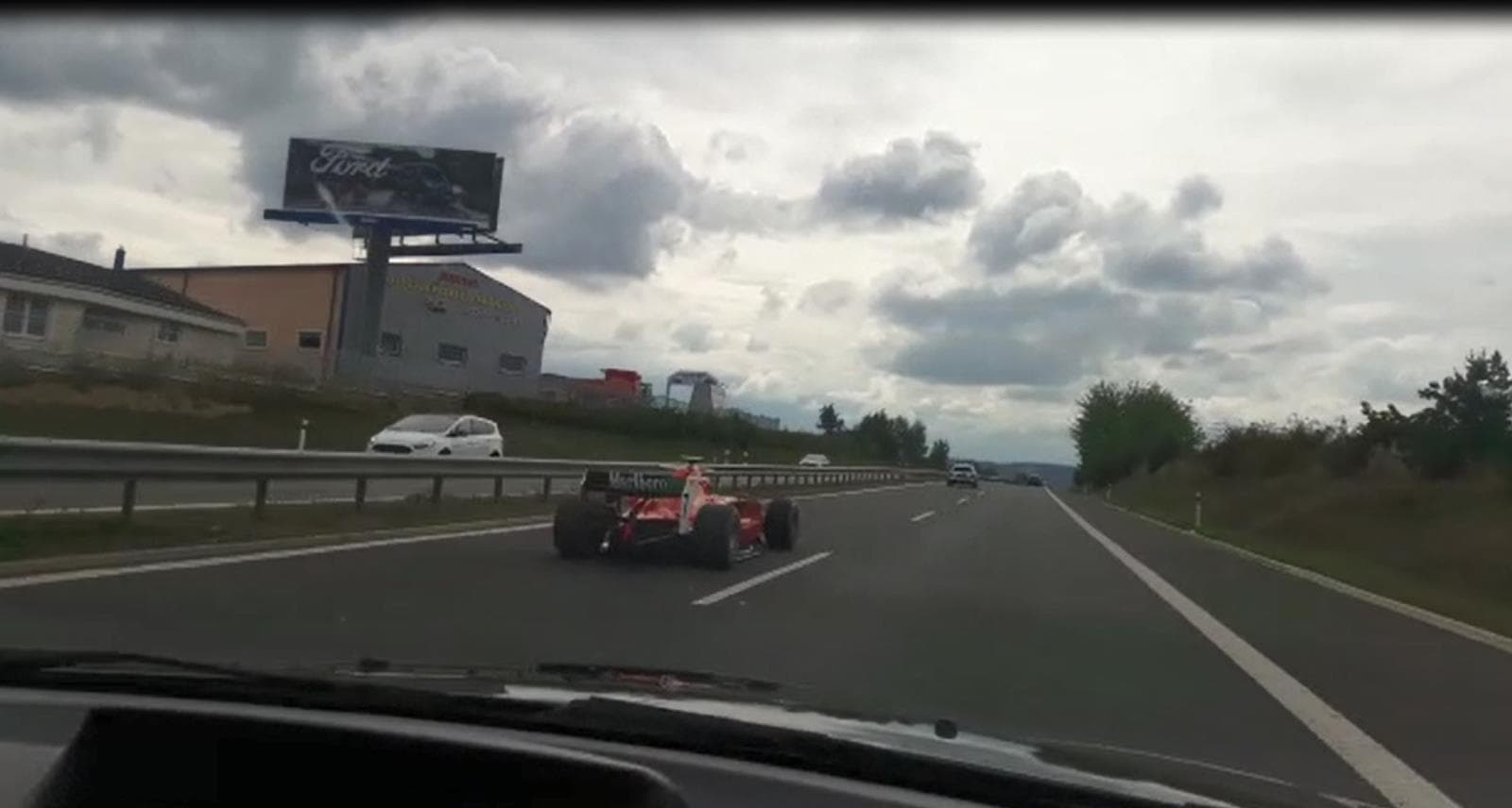 ÉSZMEGÁLL! Versenyautó száguldozott a cseh autópályán - VIDEÓ!