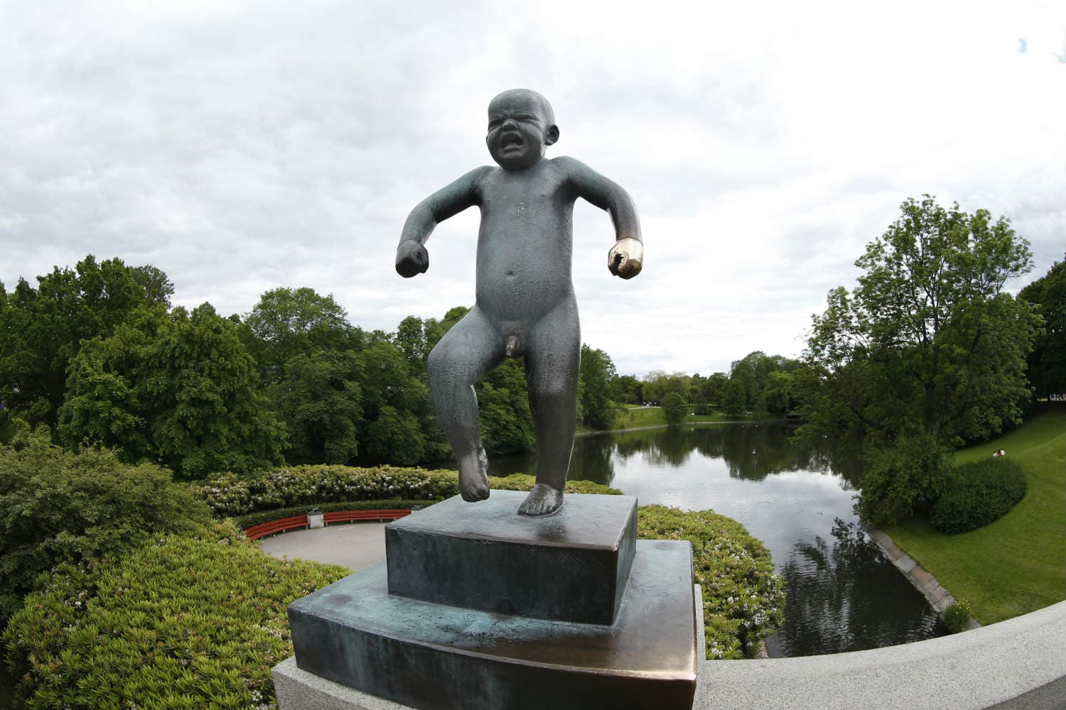 Vandálok megrongálták Vigeland híres szobrát Oslóban