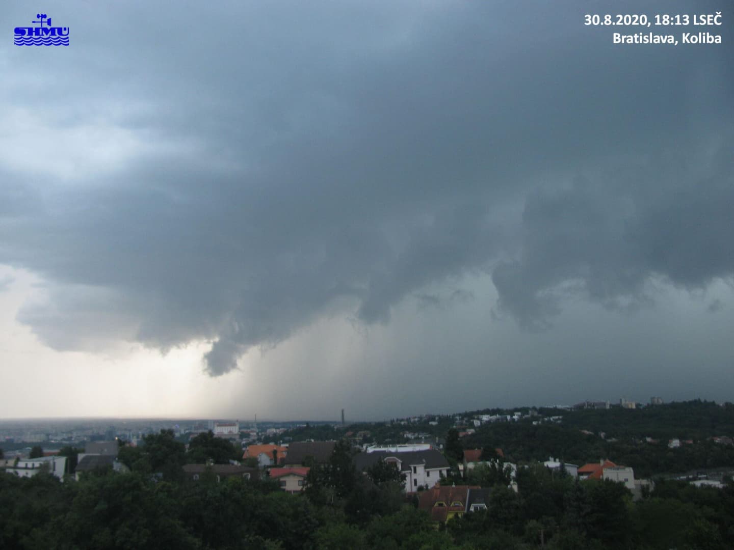 Félelmetes videón látszik, ahogy a vihar megérkezik és áthalad Pozsonyon!