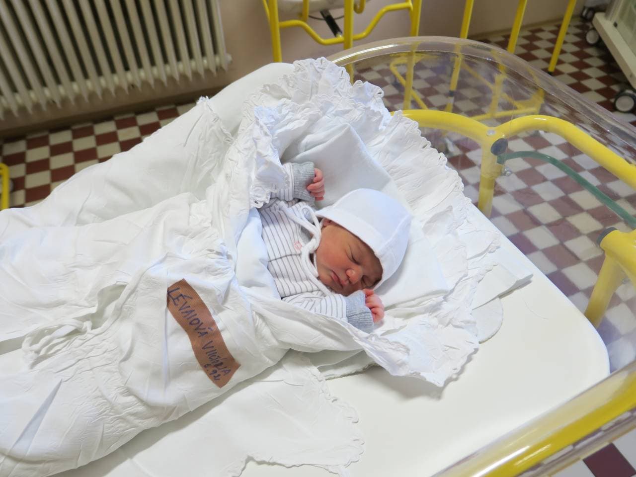 Egy perccel éjfél után született egy gútai kislány Komáromban!