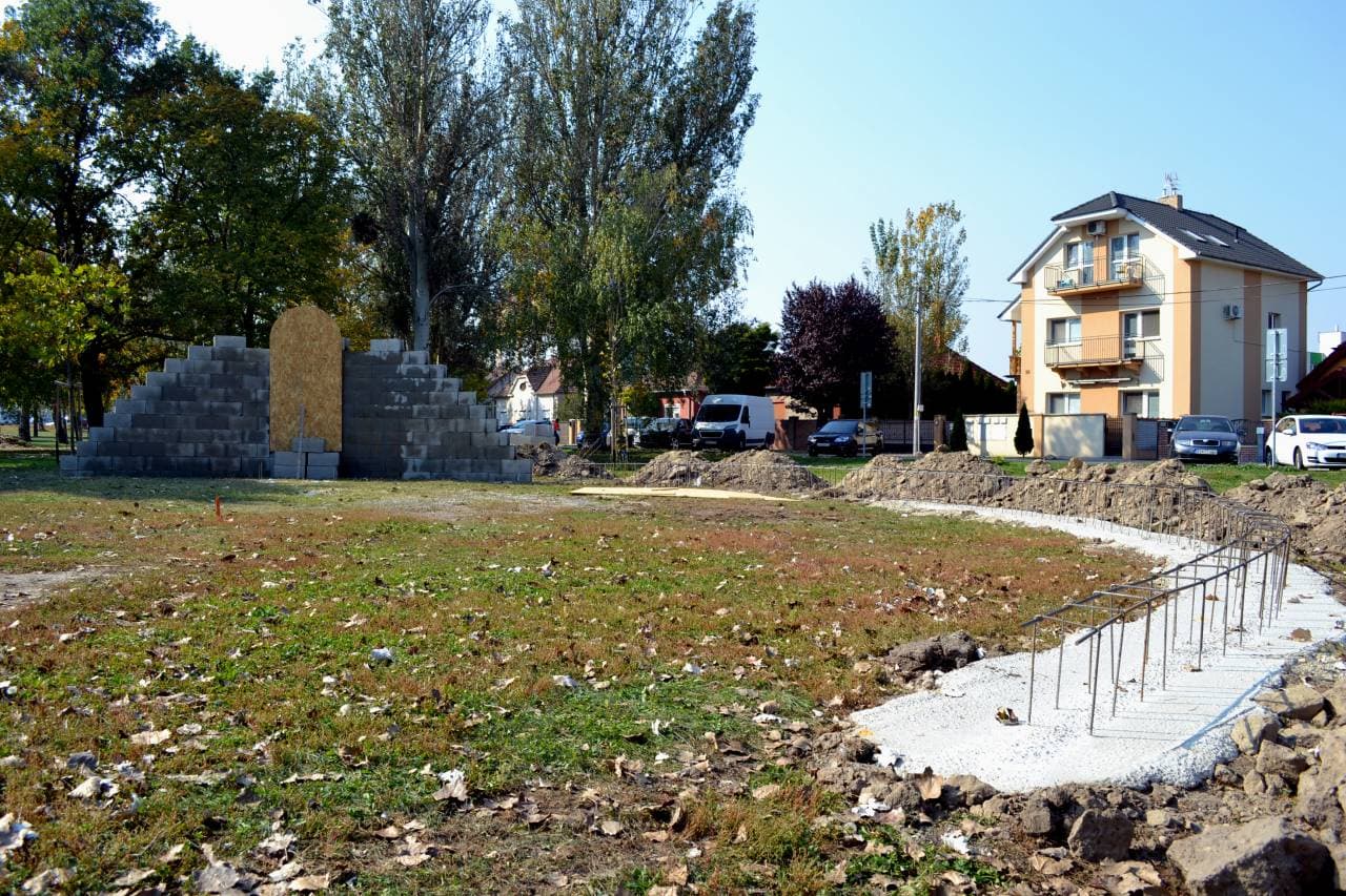 Már épül a sokat vitatott világháborús emlékmű Dunaszerdahelyen