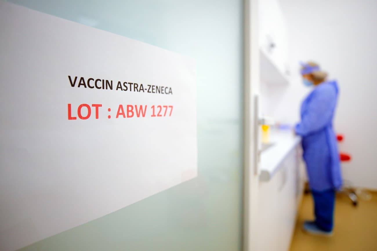 Az 55 év alatti franciák más vakcinát kapnak második adagként az AstraZeneca helyett