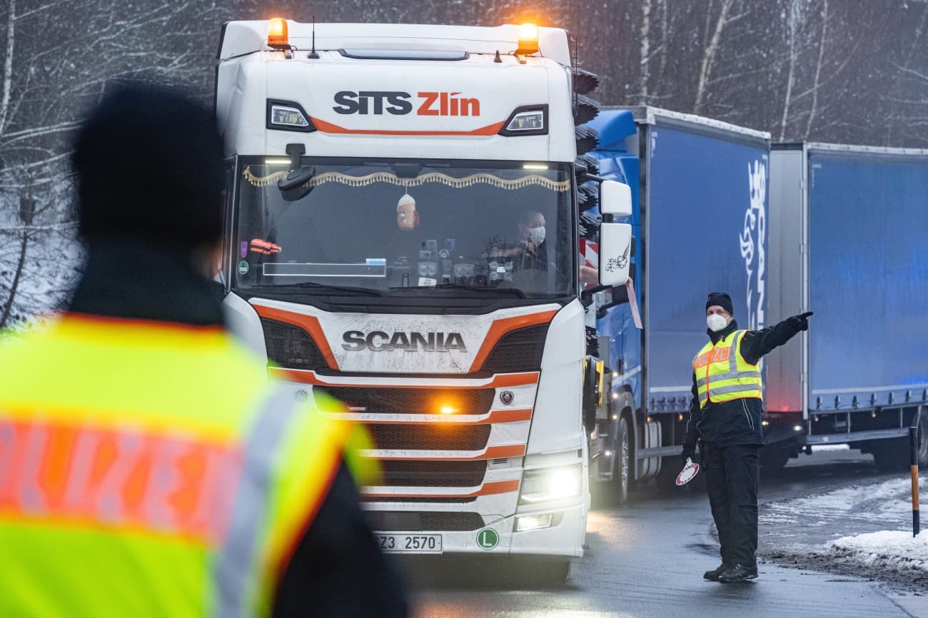 Nem engedik be Csehországba negatív teszt nélkül a külföldi kamionosokat