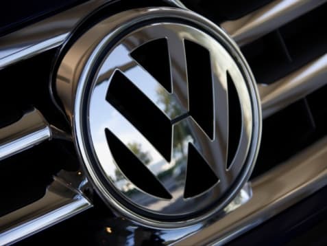 HALÁLOS BALESET: Kisodródott a kanyarban, domboldalnak ütközött a Volkswagen