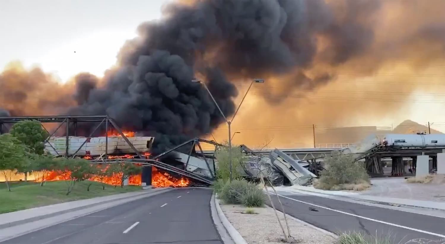 Kisiklott, majd lángba borult egy veszélyes anyagokat szállító tehervonat Arizónában (VIDEÓ) 