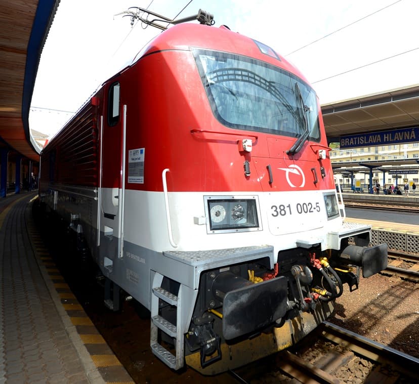 TRAGÉDIA: A vonat vezetője későn vette észre a síneken tartózkodó férfit
